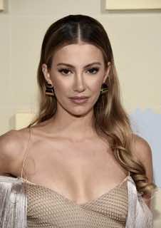 Наташа Холл